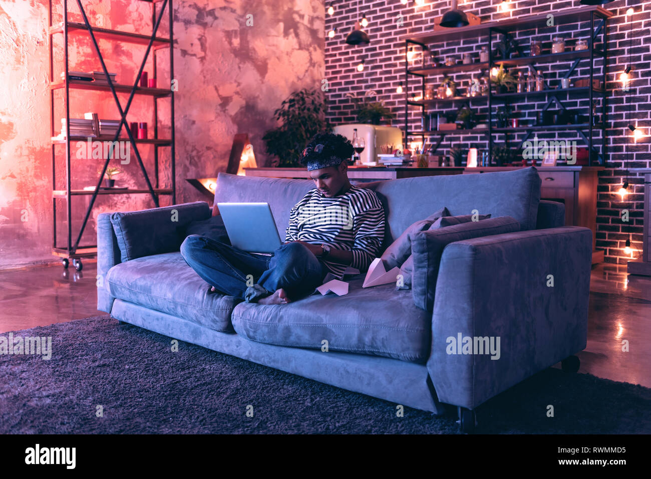 Teenager in Bandana seine Lieblings Film in gemütlicher Atmosphäre. Stockfoto