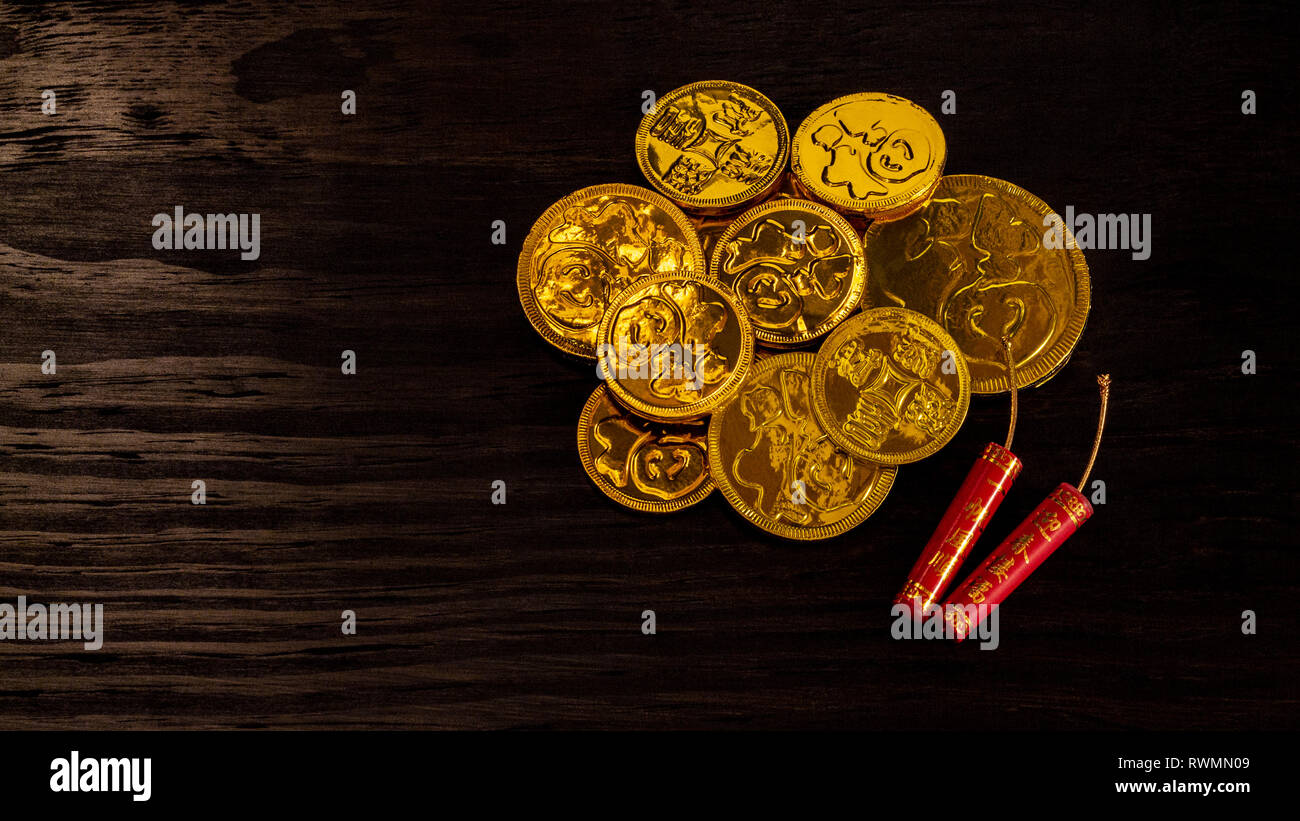 Chinesisches Neues Jahr Schokolade Glück Gold Münzen. Chinesische Wörter auf Münzen übersetzt - Vermögen. Stockfoto