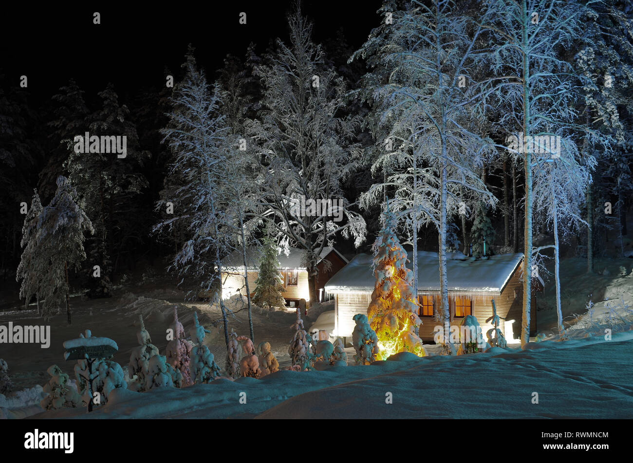 Häuser für die Erholung im Wald bei Nacht, Schnee - im Winter fegte Stockfoto