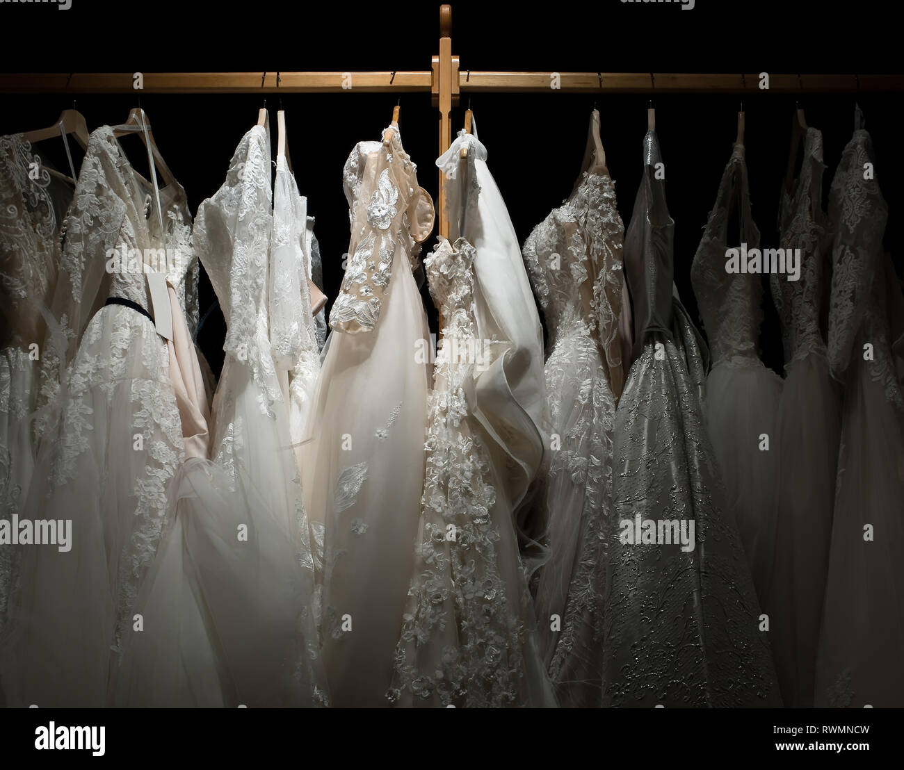 Viele Brautkleider hängt auf einem Kleiderbügel Stockfoto