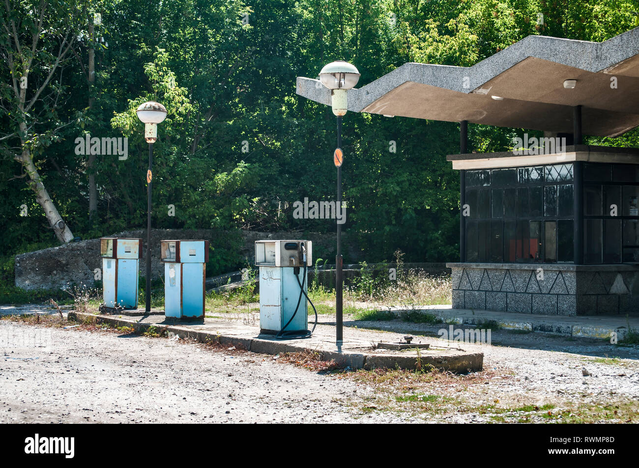 Alte vintage überholt Benzin Kraftstoff gas Spender in der alten verlassenen vernachlässigt Tankstelle Stockfoto
