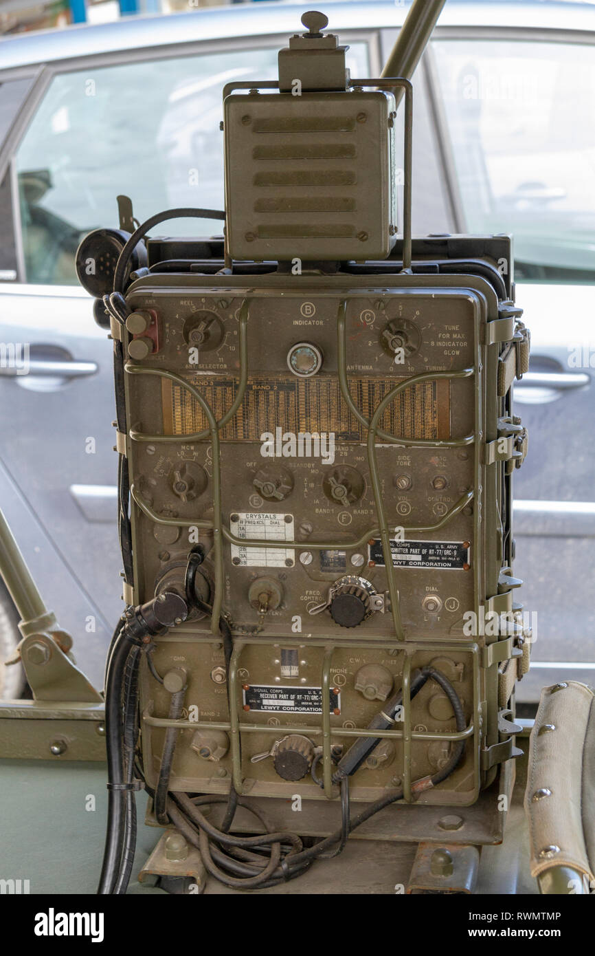 Ein Weltkrieg zwei Ära radio Set (Lewyt Corporation RT-77/grc-9) in einem D-Day Wiederaufbau in Sainte-Marie-du-Mont, Normandie, Frankreich. Stockfoto