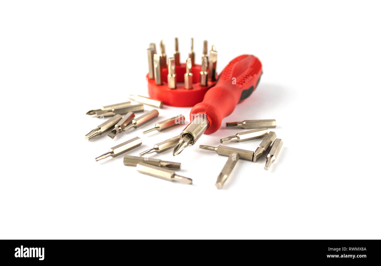 Eine Reihe von Bits für Schraubendreher auf einem weißen Hintergrund. Eine Reihe von Bits für Reparatur- und Elektronik. Stockfoto
