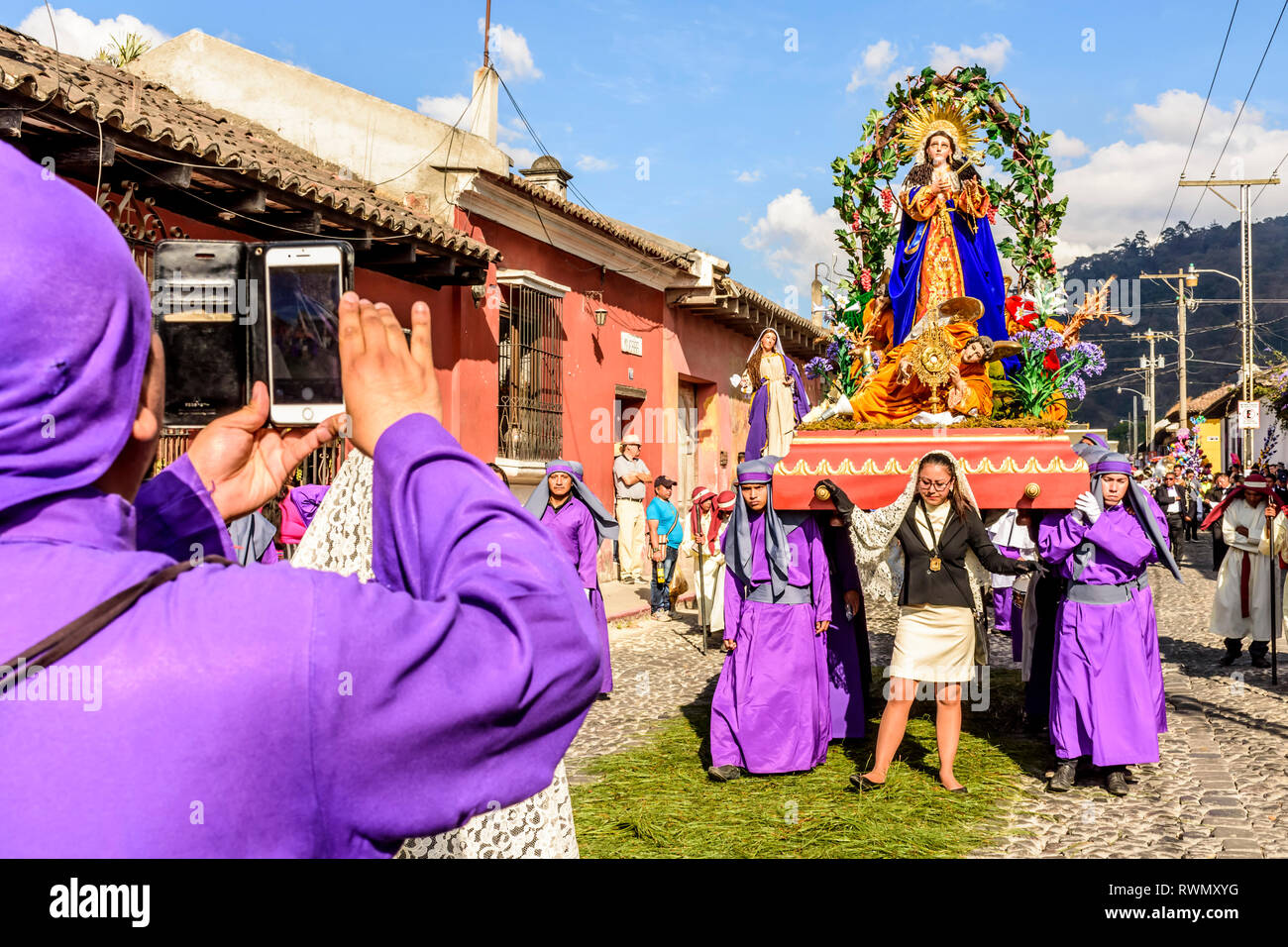 Antigua, Guatemala - 18. Februar 2018: Die fastenzeit Prozession in der kolonialen Stadt mit dem berühmtesten Feierlichkeiten zur Karwoche in Lateinamerika. Stockfoto