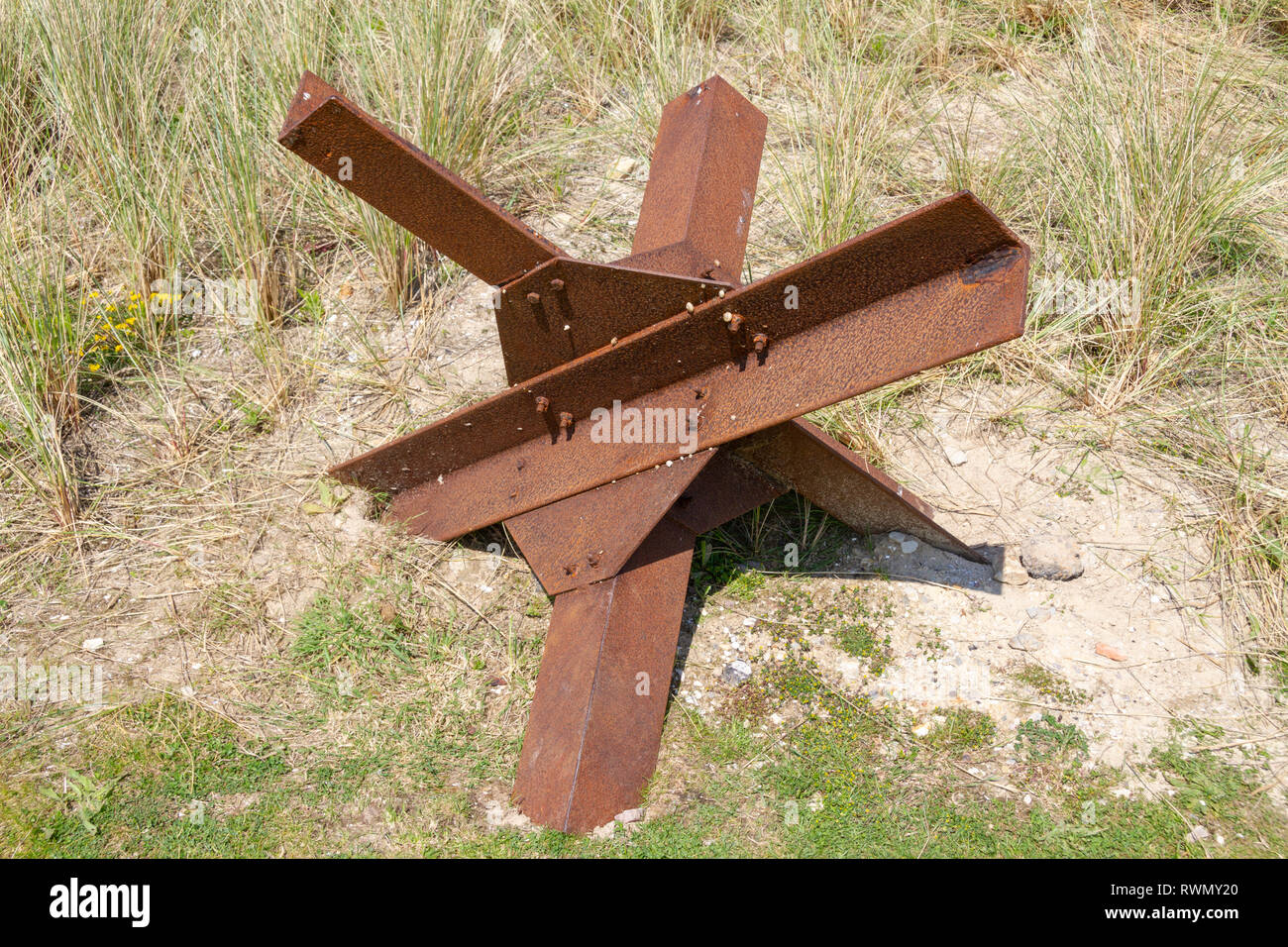 Ein Strand Hindernis (eine tschechische Igel anti-tank Hindernis) auf Anzeige am Utah Beach Museum neben Utah Beach, Normandie, Frankreich. Stockfoto