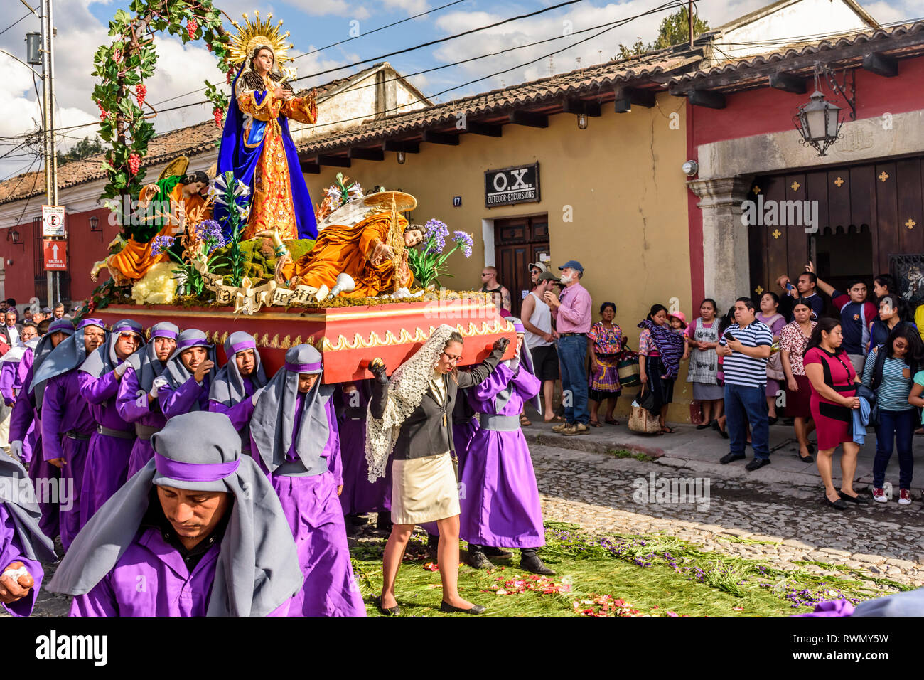 Antigua, Guatemala - 18. Februar 2018: Die fastenzeit Prozession in der kolonialen Stadt mit dem berühmtesten Feierlichkeiten zur Karwoche in Lateinamerika. Stockfoto