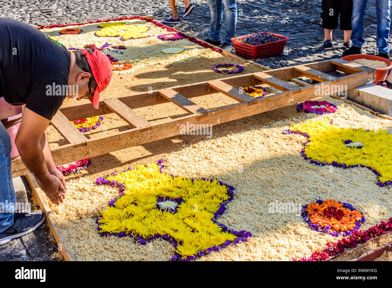 Antigua, Guatemala - März 11, 2018: Dekorieren sägemehl Fastenzeit Teppich in der Stadt mit dem berühmtesten Feierlichkeiten zur Karwoche in Lateinamerika Stockfoto