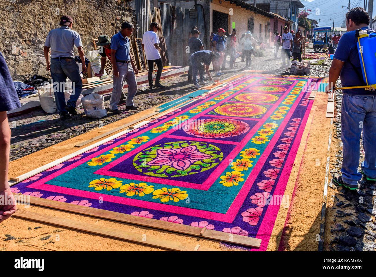 Antigua, Guatemala - 11. März 2018: Die gefärbten Sägespänen Fastenzeit Teppich in der Stadt mit dem berühmtesten Feierlichkeiten zur Karwoche in Lateinamerika Stockfoto