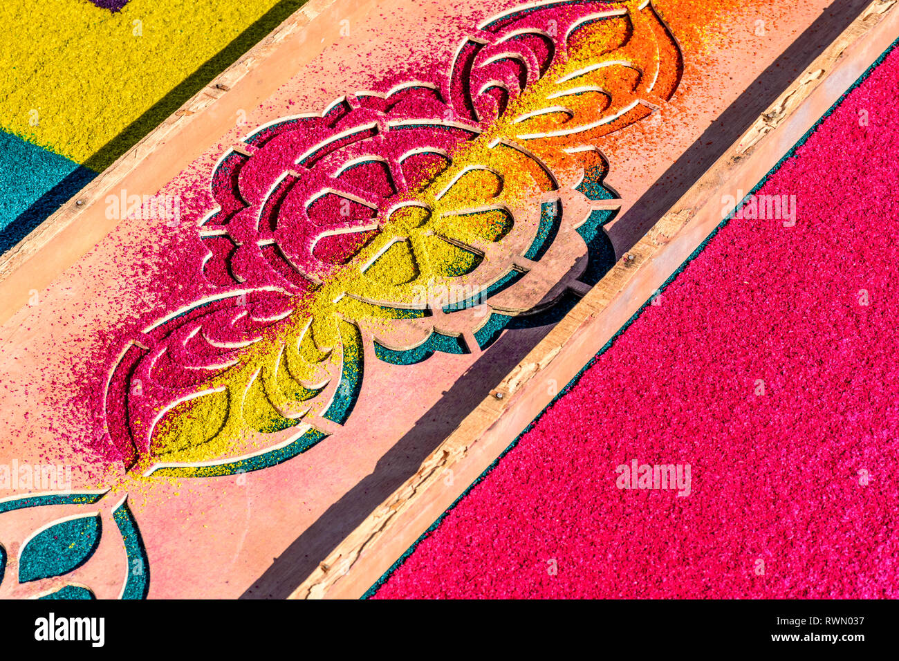 Antigua, Guatemala - 11. März 2018: Die gefärbten Sägespänen Fastenzeit Teppich Nahaufnahme in der Stadt mit dem berühmtesten Feierlichkeiten zur Karwoche in Lateinamerika Stockfoto