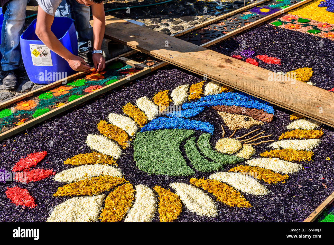 Antigua, Guatemala - März 11, 2018: Dekorieren gefärbte Sägespäne Fastenzeit Teppich in der Stadt mit dem berühmtesten Feierlichkeiten zur Karwoche in Lateinamerika Stockfoto