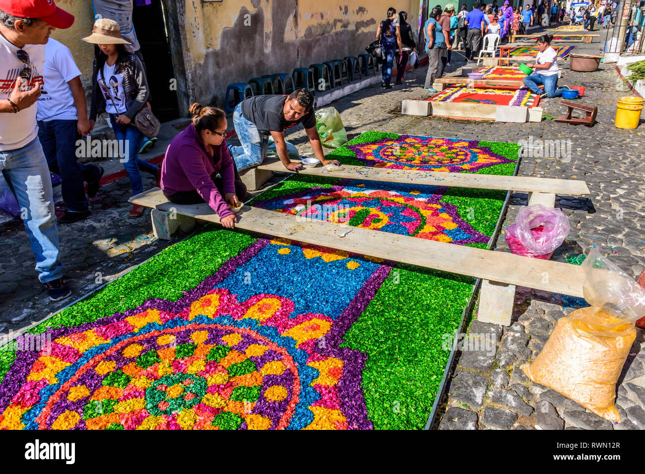 Antigua, Guatemala - 11. März 2018: Die gefärbten Sägespänen Fastenzeit Teppiche in der Stadt mit dem berühmtesten Feierlichkeiten zur Karwoche in Lateinamerika Stockfoto