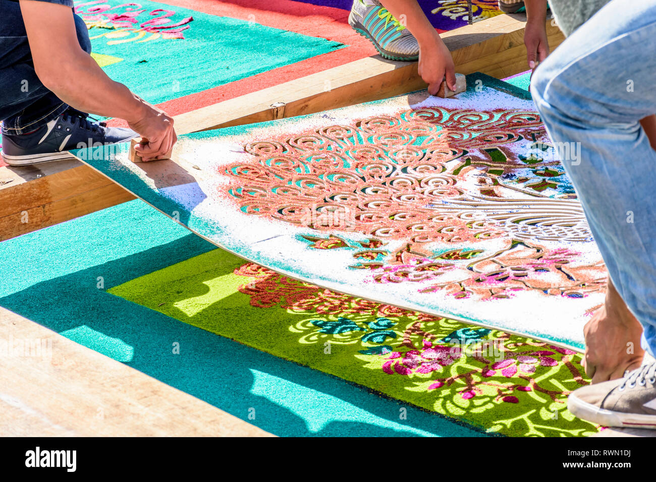Antigua, Guatemala - 11. März 2018: Aufhebung Vorlage aus gefärbten Sägespänen Fastenzeit Teppich in der Stadt mit dem berühmtesten Feierlichkeiten zur Karwoche in Lateinamerika Stockfoto