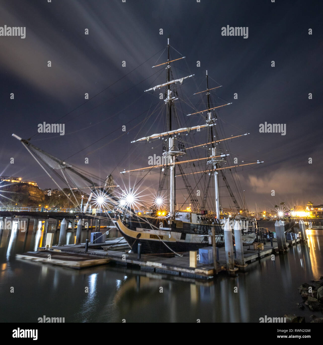 Lange Belichtung Foto der Segeln brig, der Pilger, touristische Attraktion in der Nacht mit Beleuchtung von Dana Point Harbor im Wasser widerspiegelt und die m Stockfoto