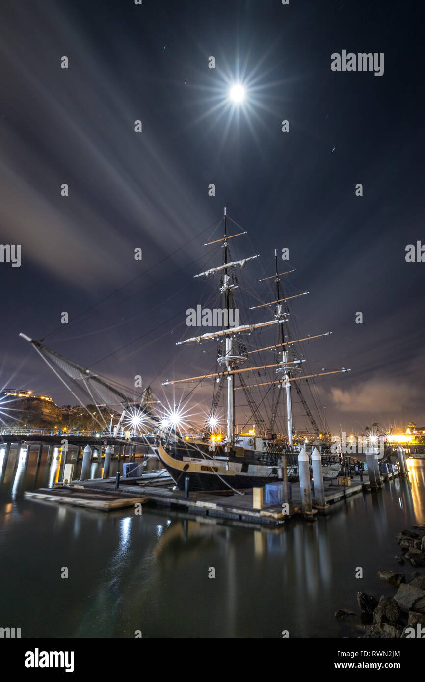 Lange Belichtung Foto der Segeln brig, der Pilger, touristische Attraktion in der Nacht mit Beleuchtung von Dana Point Harbor im Wasser widerspiegelt und die m Stockfoto