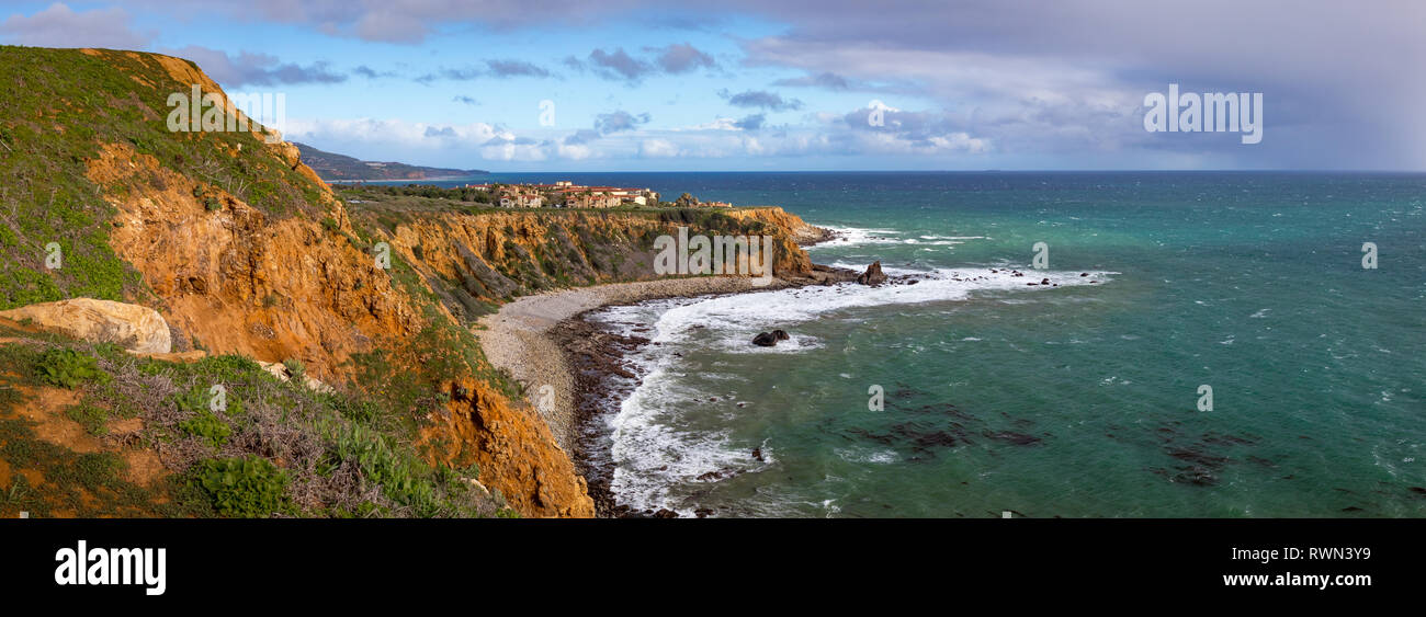 Atemberaubende Küsten Panorama von Pelican Cove Klippen an einem sonnigen Tag mit blauen und türkisfarbenen Wasser, Rancho Palos Verdes, Kalifornien Stockfoto