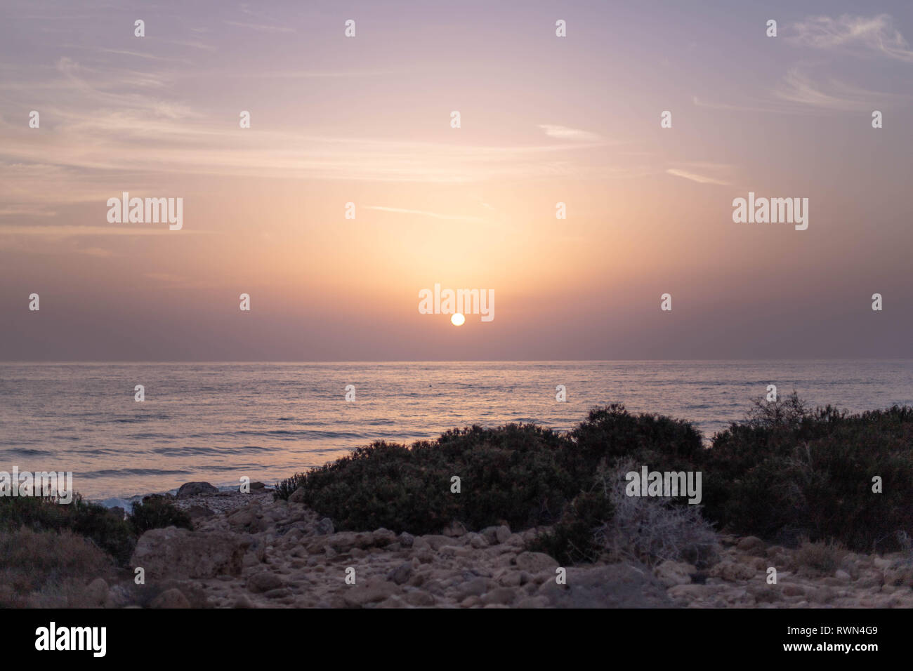 Sonnenaufgang über dem Arabischen Golf in der Nähe von Bimmah, Oman Stockfoto