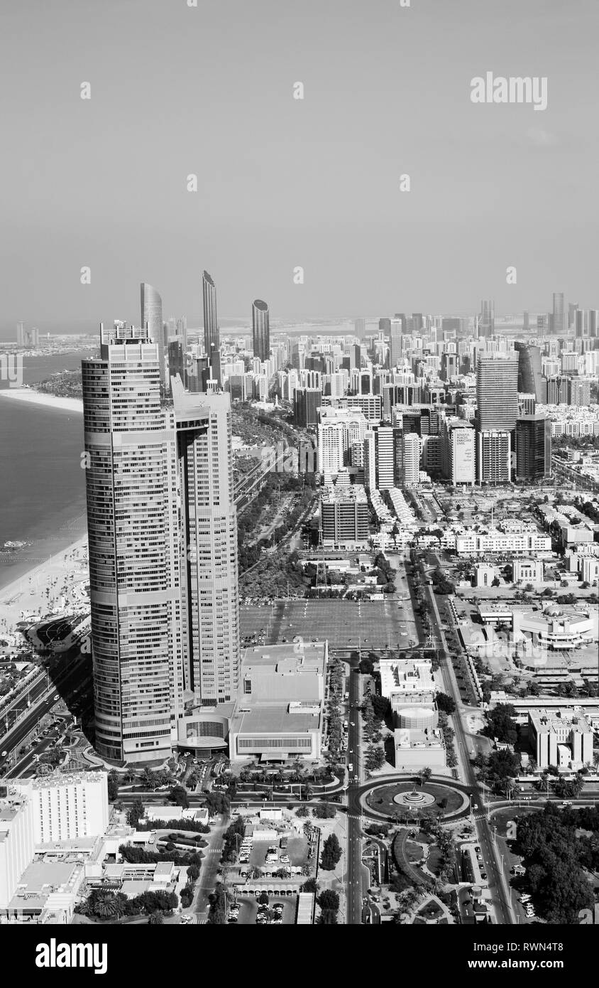 Bird's Eye und Luftaufnahme von Abu Dhabi Stadt vom Observation Deck in Etihad Towers Stockfoto