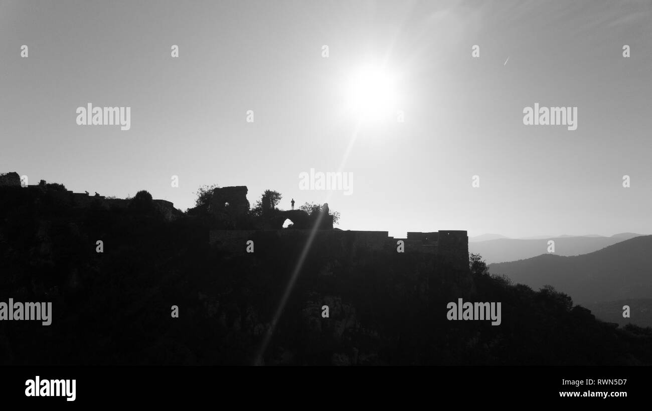 Drone Schuß einer alten Burg an der französischen Riviera Bergen Stockfoto