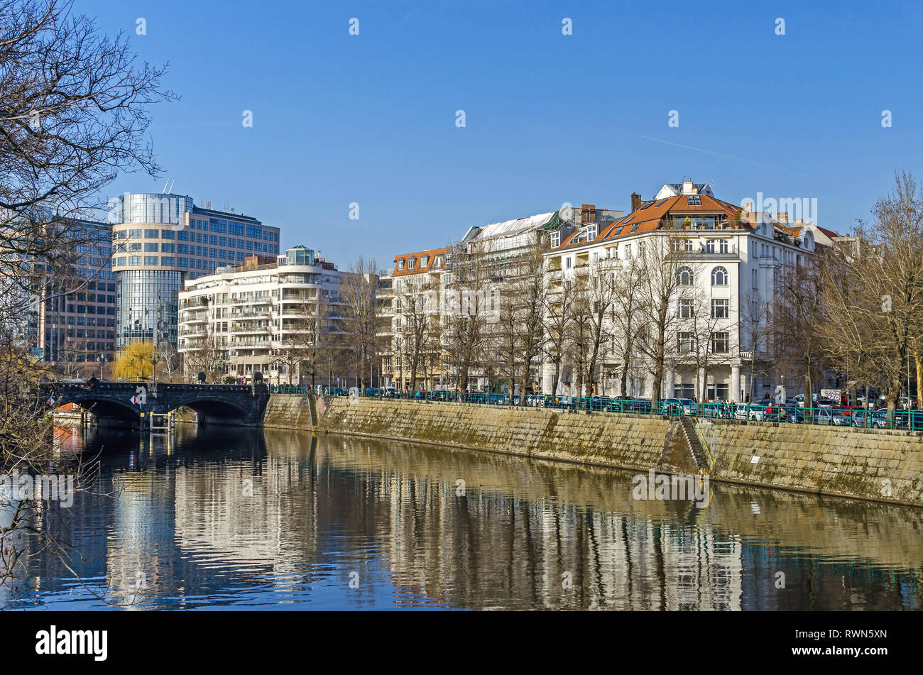 Berlin, Deutschland - 17. Februar 2019: Spree damm Helgolaender Ufer mit dem Moabiter Brücke, den neu gestalteten Bereich Spree-Bogen Stockfoto
