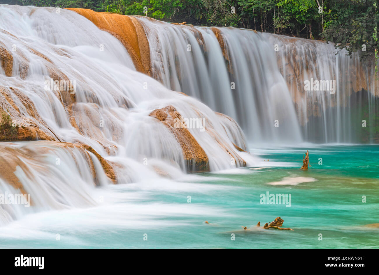 Lange Belichtung Foto des fließenden türkisfarbenen Wasser des Agua Azul Kaskaden und Wasserfällen in der Nähe von Palenque, Chiapas, Mexiko. Stockfoto