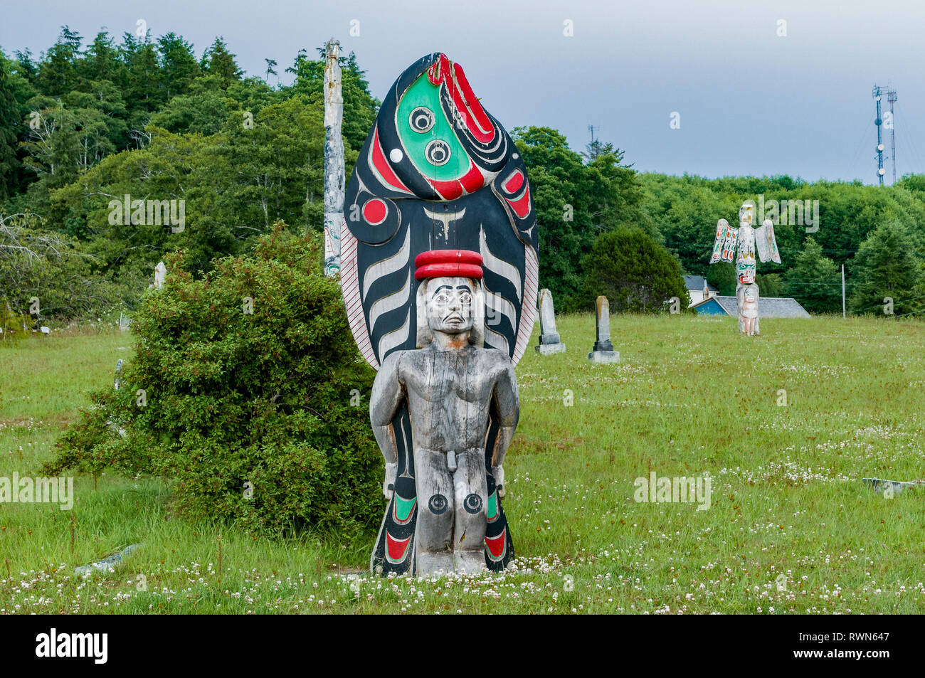 Namgis erste Nation Totempfähle, Namgis Bestattung Gelände, das Dorf von Alert Bay, Cormorant Island, Britisch-Kolumbien Stockfoto