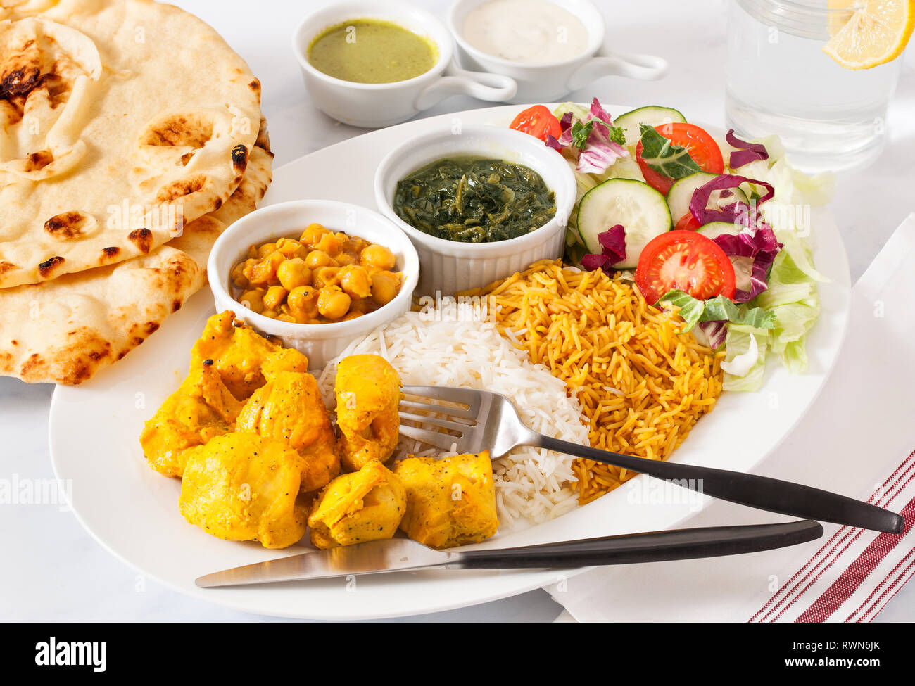Afghanische essen Platte mit Huhn kabob mit Seiten und Salat Stockfoto