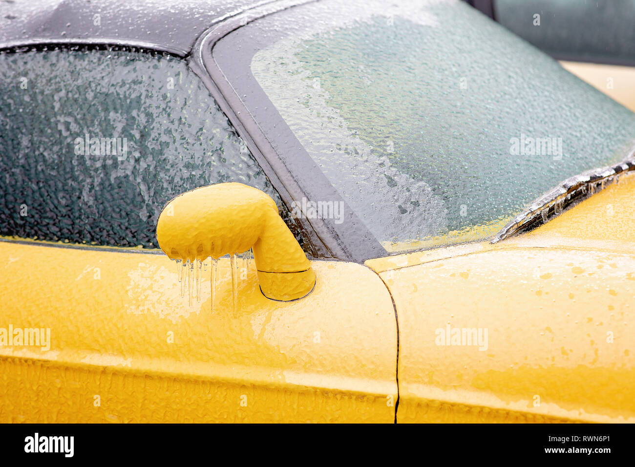 Transport, Winter, Wetter, Fahrzeugkonzept. Auto bedeckt mit Schnee und eisigen Regen im Winter. Blizzard Schneefall Eisregen für Wetter Konzept Stockfoto