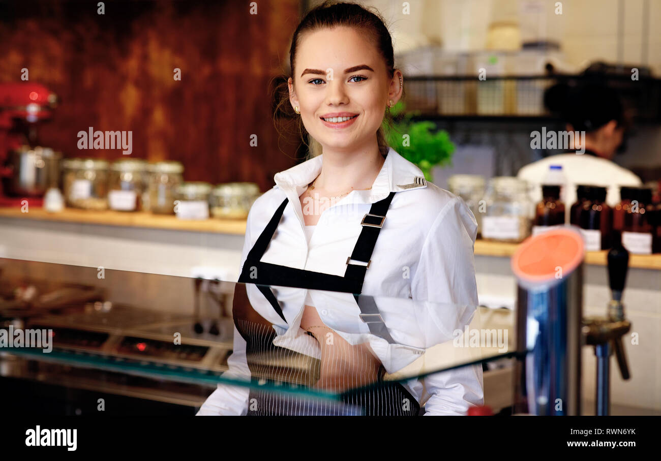 Portrait eines glücklichen jungen Frau in einem Café arbeiten Stockfoto