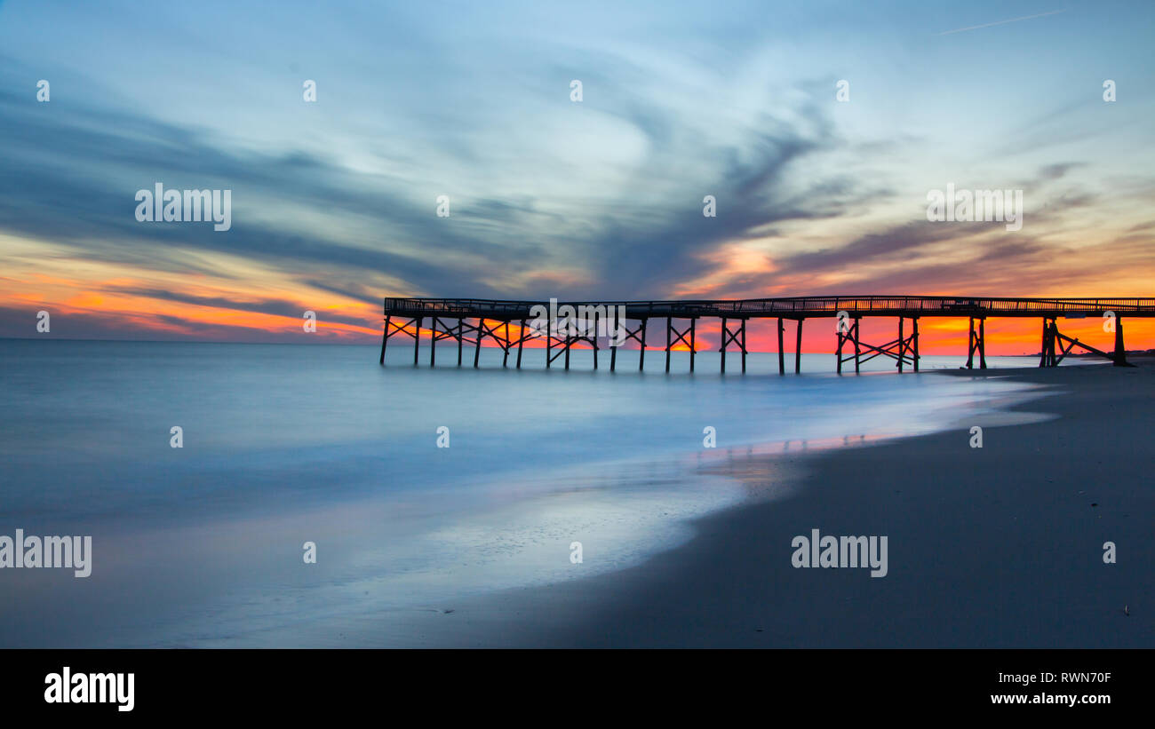 Ocean Pier bei Sonnenuntergang in Emerald Isle NC Stockfoto