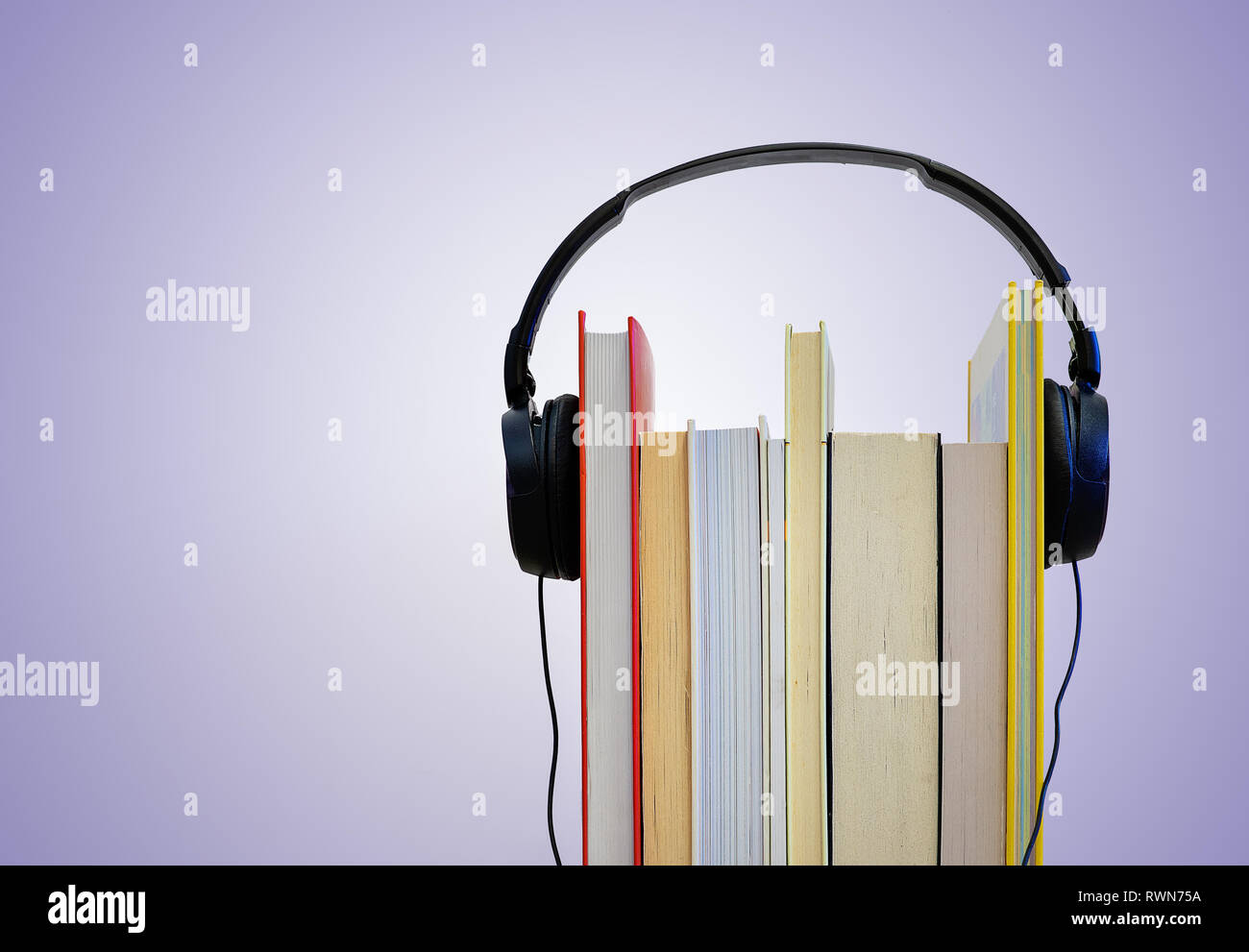 Kopfhörer über Bücher. Lese- und Hörbücher Konzept Stockfoto
