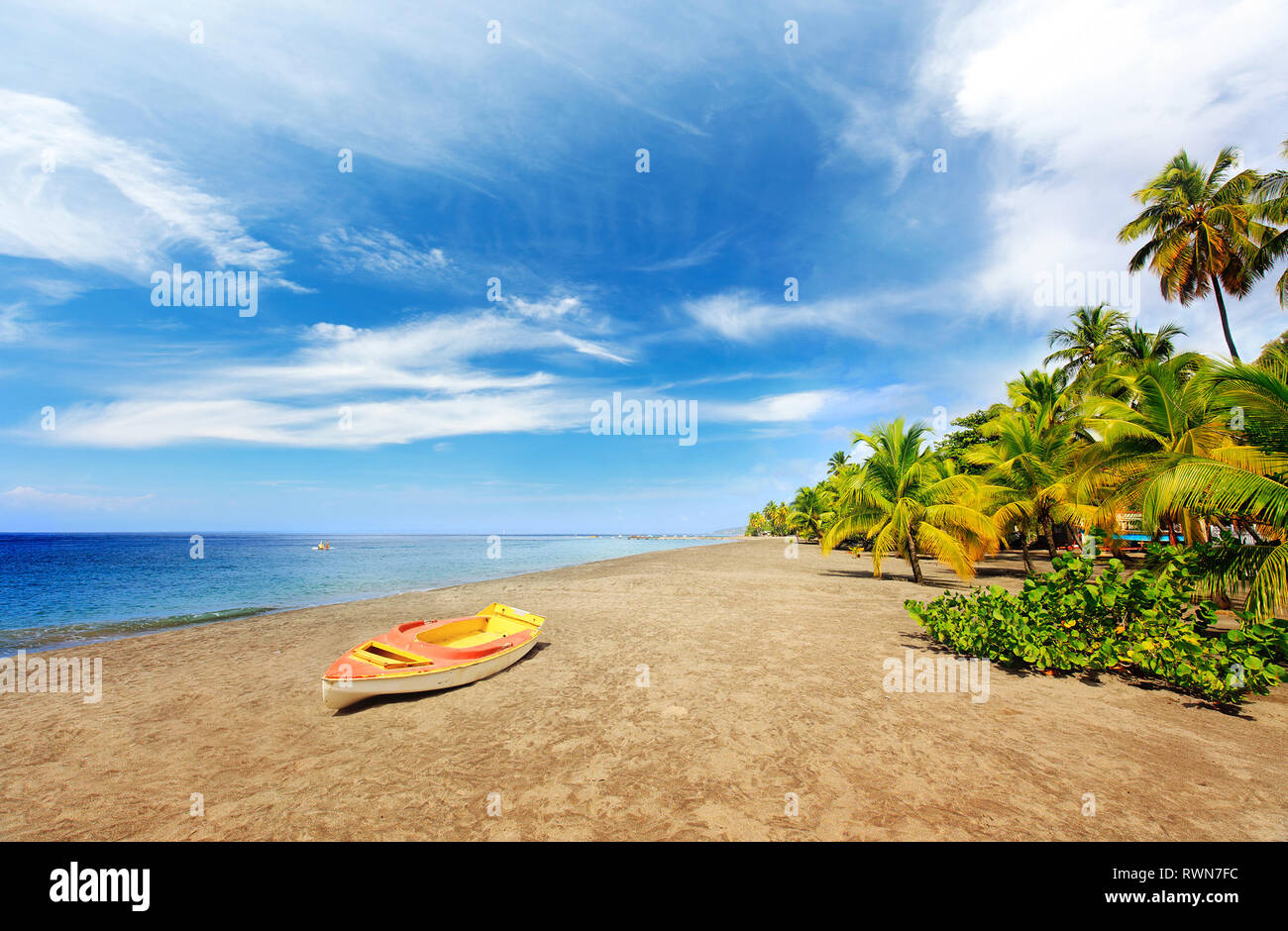 Super Sandstrand in Martinique Island, kleines Boot und Palmen. Exotische Reiseziele in der Karibik. Entdecken Sie Grande Anse Le Coin Strand, Le Carbet Stockfoto
