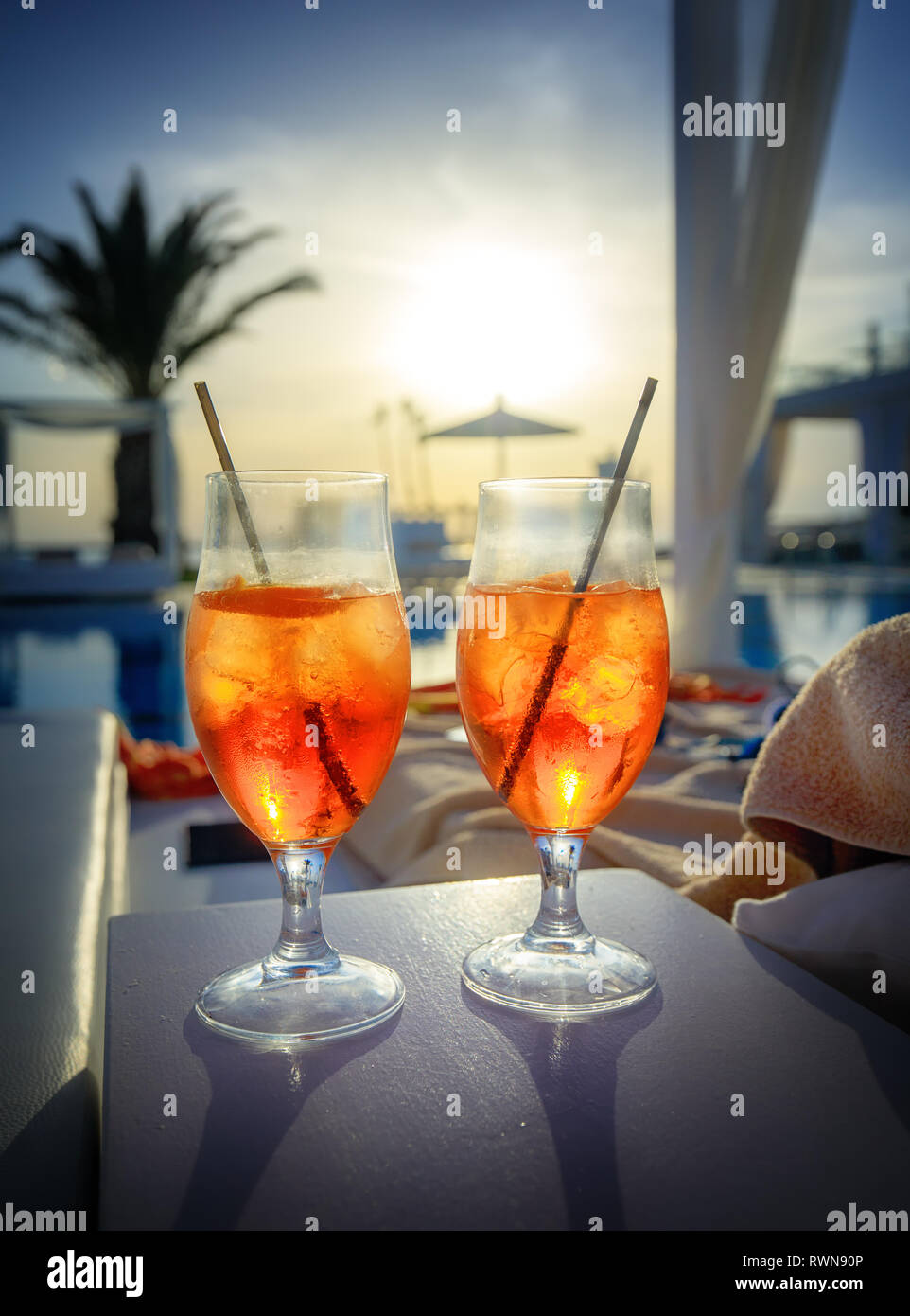 Zwei Glaser Mit Aperol Spritz Aperitif Cocktail Bestehend Aus Prosecco Aperol Und Soda Wasser In Der Nahe Von Pool Bei Sonnenuntergang Stockfotografie Alamy