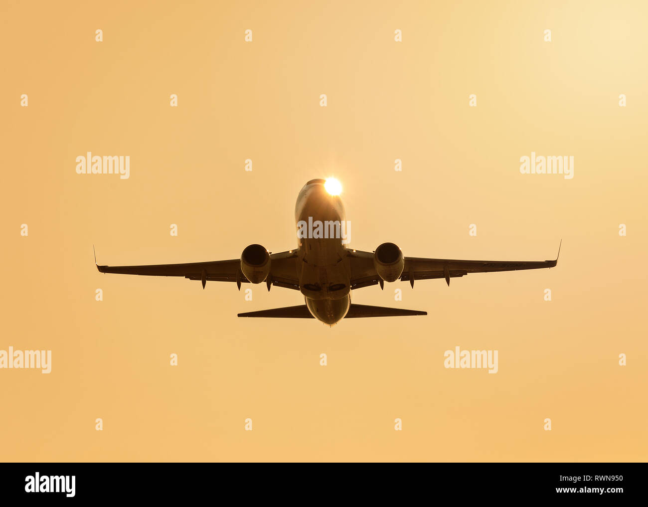 Flugzeug Silhouette. Ebene. Sunburst. Farbenfroher Sonnenuntergang Stockfoto