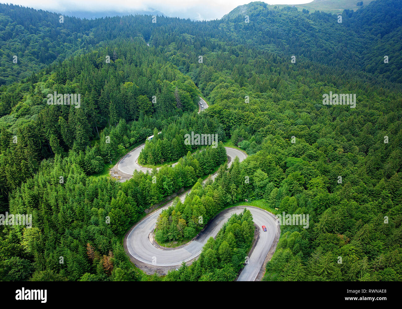 Gebogene kurvenreiche Straße durch den Wald Luftaufnahme. High Mountain Pass. Luftaufnahme Stockfoto
