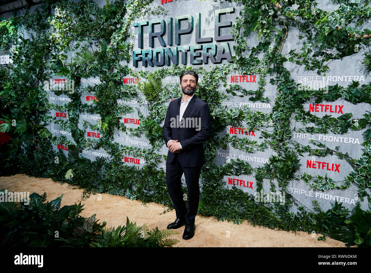 Oscar Isaac besucht die Triple Frontera Premiere Callao City Lights in Madrid. Stockfoto