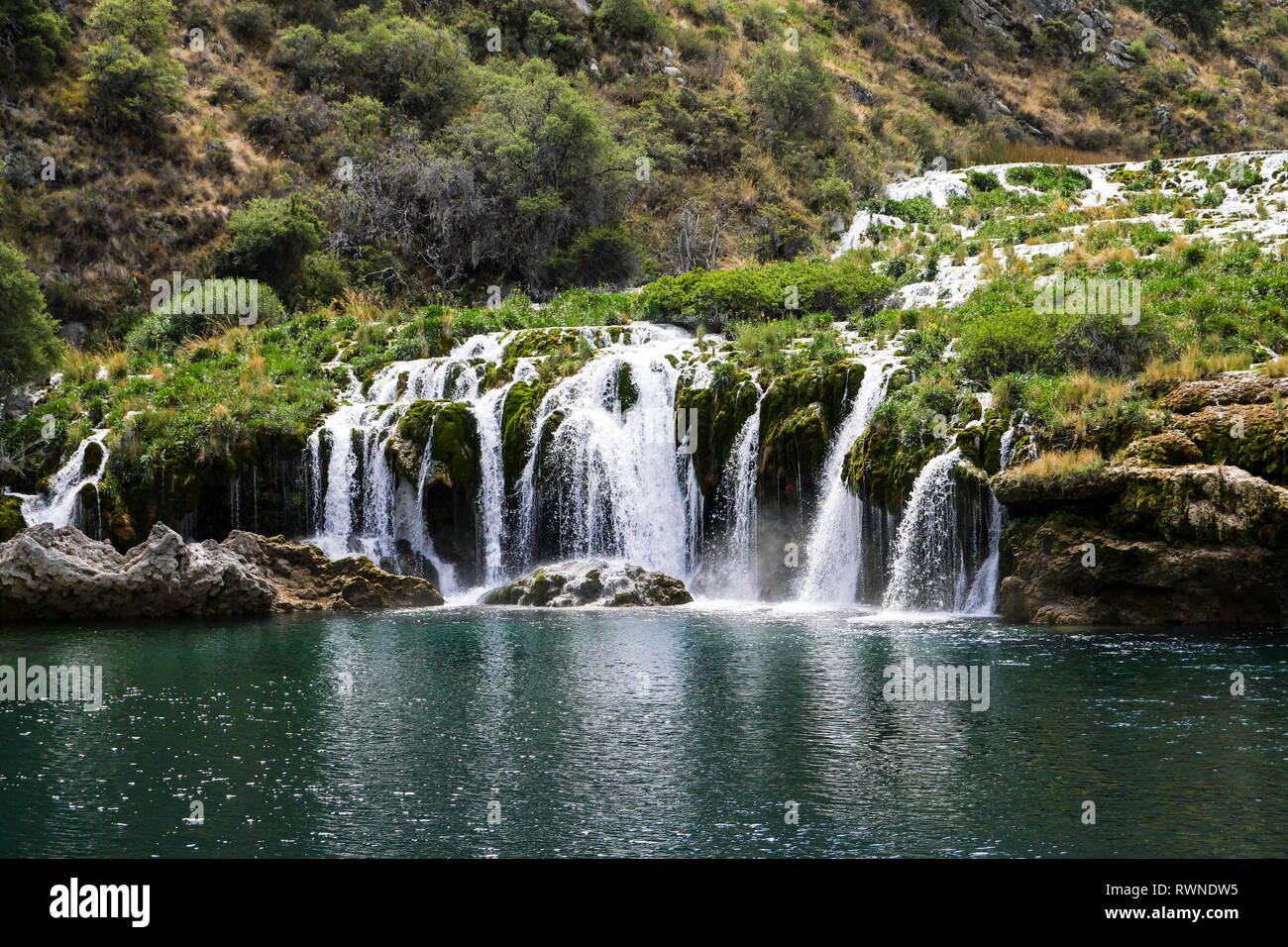 Atemberaubende Wasserfälle noch Yauyos-Cochas Chuchupasca Landschaft finden, Yauyos, Peru, Südamerika Stockfoto