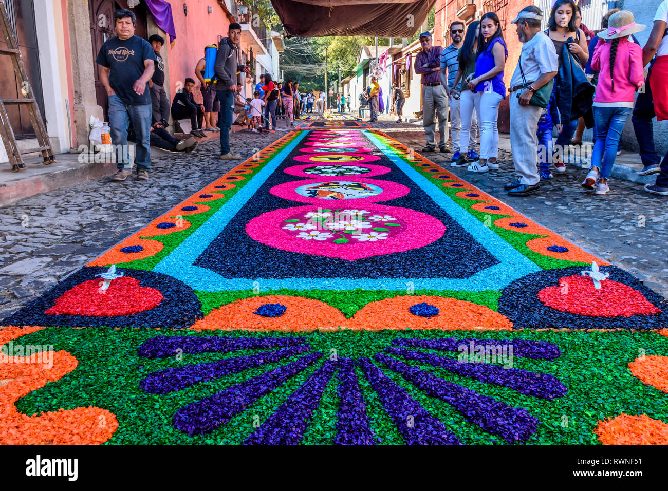Antigua, Guatemala - März 11, 2018: Gefärbte Sägespäne Fastenzeit Teppiche in der Stadt mit dem berühmtesten Feierlichkeiten zur Karwoche in Lateinamerika Stockfoto