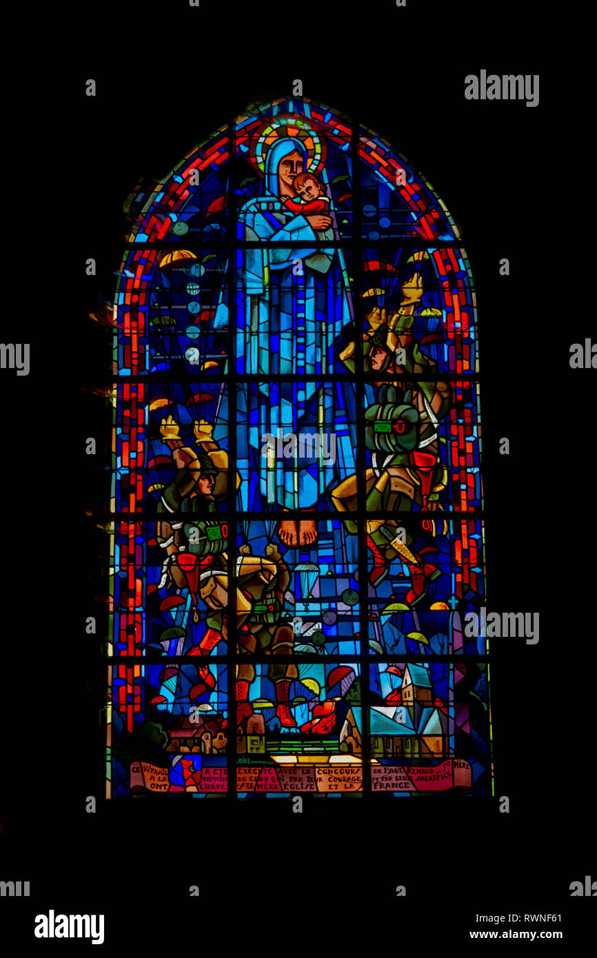 Die erstaunliche Glasfenster zur Erinnerung an die amerikanischen D-Day paratroopers im Inneren der Kirche von Saint-Éloi, Vierville, Manche, Normandie, Frankreich. Stockfoto