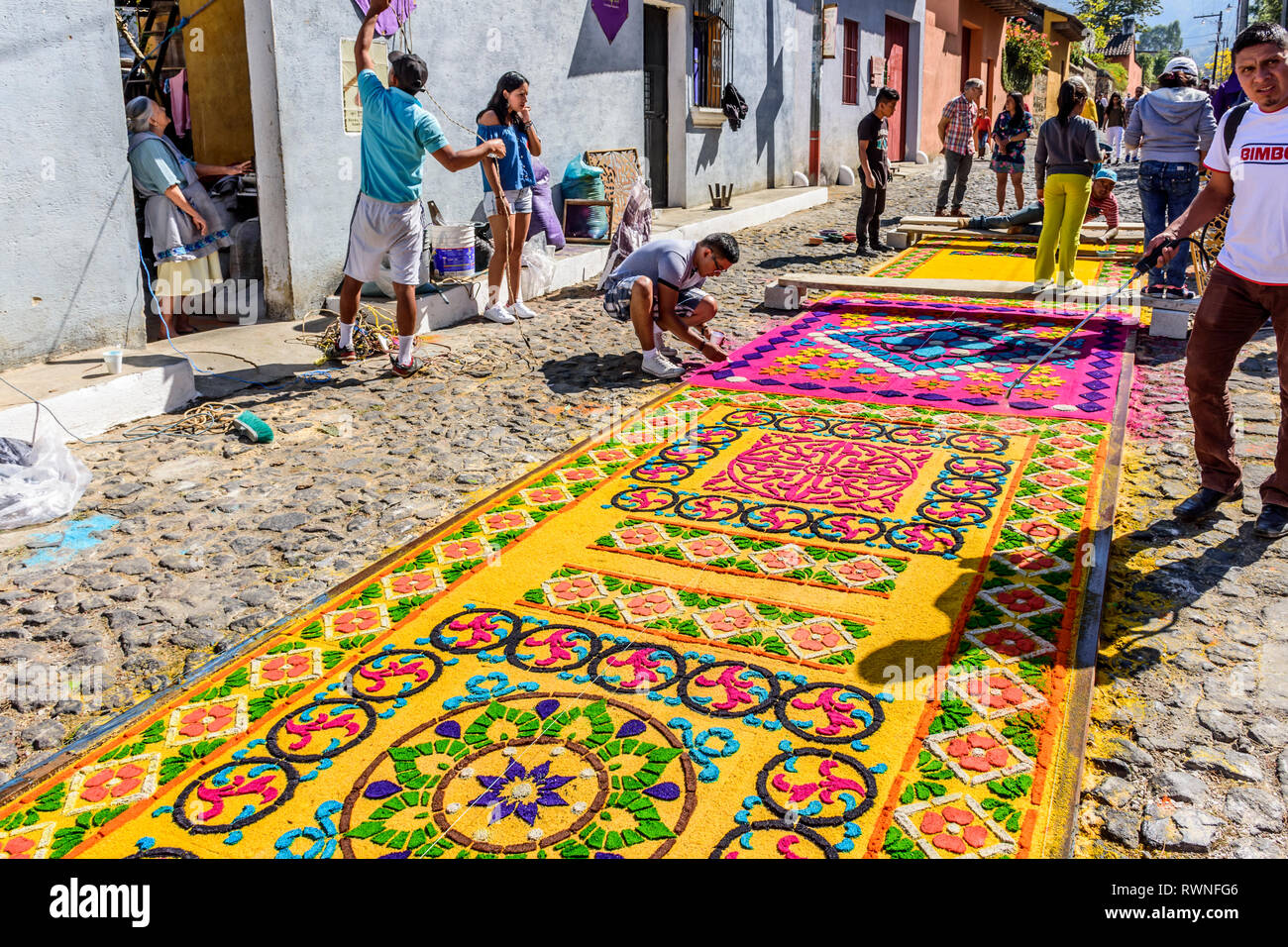 Antigua, Guatemala - 11. März 2018: Die gefärbten Sägespänen Fastenzeit Teppich in der Stadt mit dem berühmtesten Feierlichkeiten zur Karwoche in Lateinamerika Stockfoto