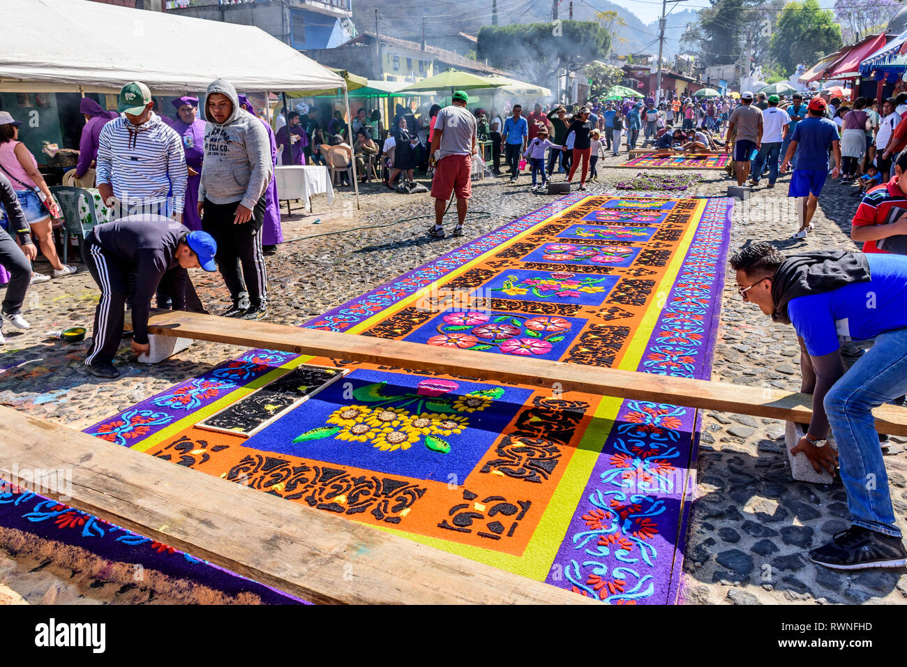 Antigua, Guatemala - 11. März 2018: Die gefärbten Sägespänen Fastenzeit Teppiche in der Stadt mit dem berühmtesten Feierlichkeiten zur Karwoche in Lateinamerika Stockfoto