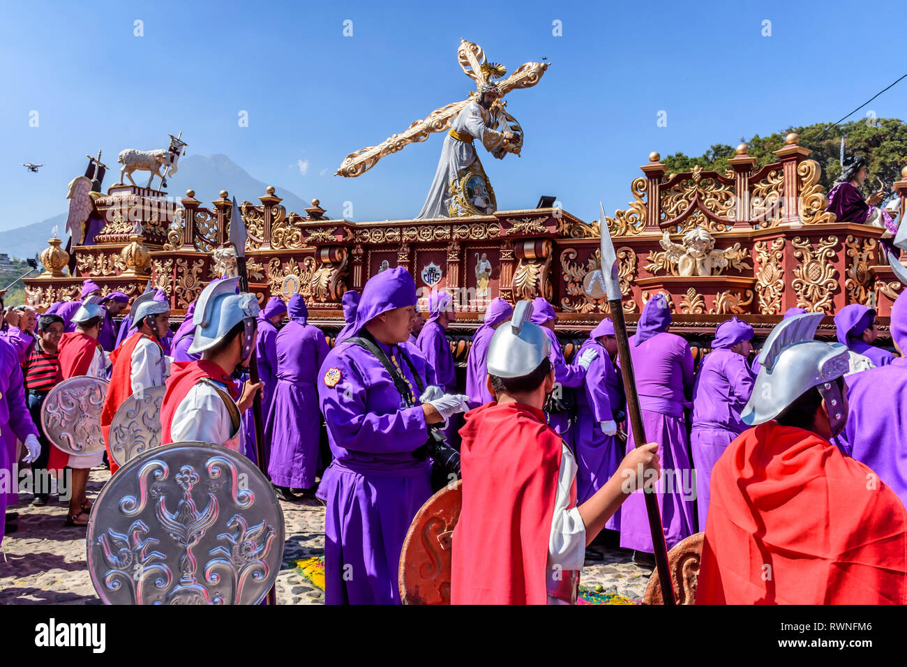 Antigua, Guatemala - 11. März 2018: Die fastenzeit Prozession in der Stadt mit dem berühmtesten Feierlichkeiten zur Karwoche in Lateinamerika. Stockfoto