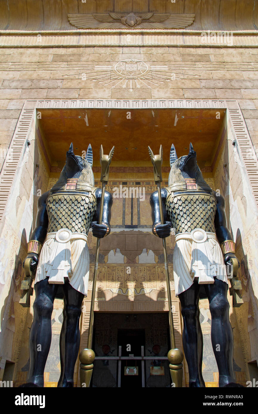 Statuen der ägyptischen Gott Anubis - Gott des Jenseits. Zwei riesige Statuen der ägyptischen Gott Anubis, der Gott des Jenseits mit Schlagstöcken in der Hand Stockfoto