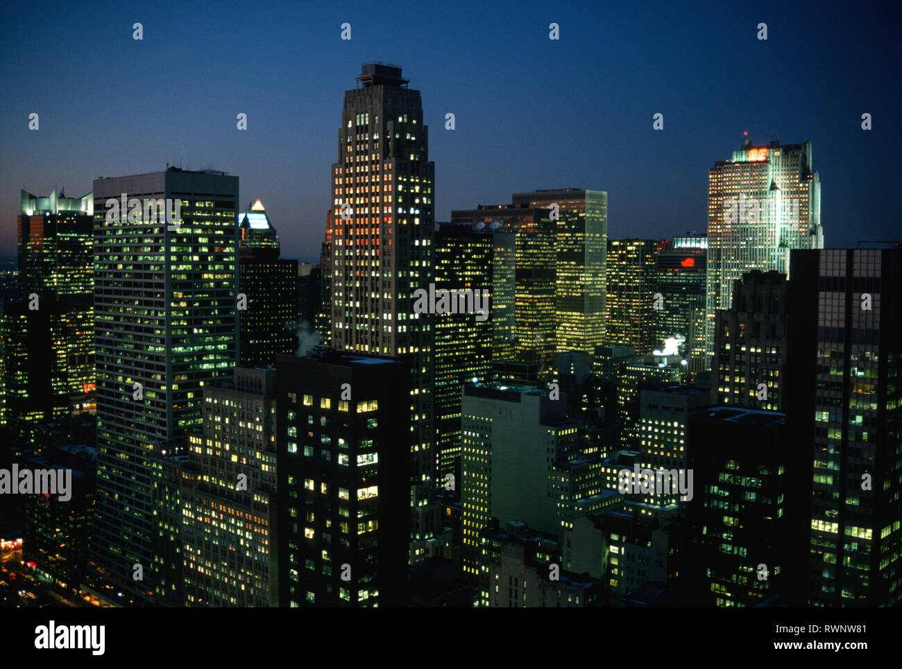 1990 s Dämmerung Skyline von Manhattan, New York, USA Stockfoto