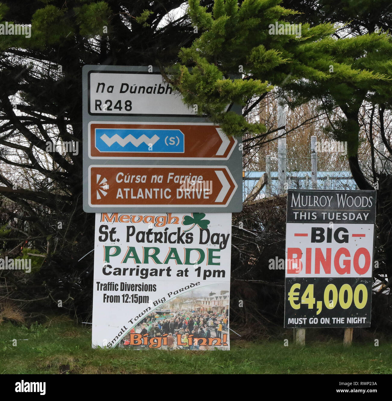 Schild am Straßenrand zum St. Patrick's Day 2019 in Carrigart wie die Stadt macht sich bereit für eines der jährlichen St. Patrick's Day Paraden in der Grafschaft Donegal. Stockfoto