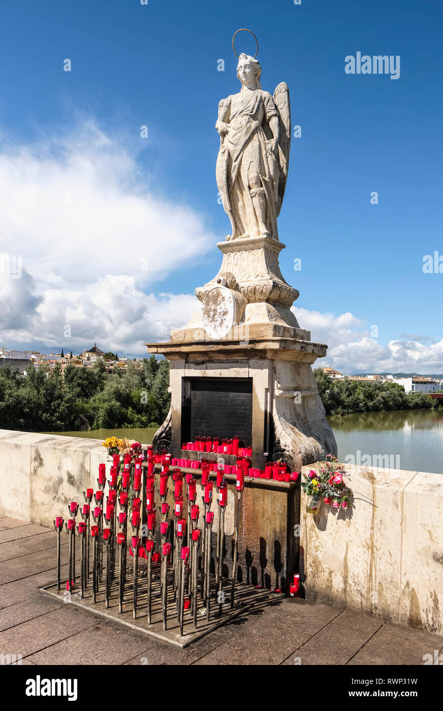 Statue des Erzengels San Rafael, ca.2680, auf der Puente Romano, Römische Brücke über den Fluss Guadalquivir; Cordoba, Andalusien, Spanien Stockfoto