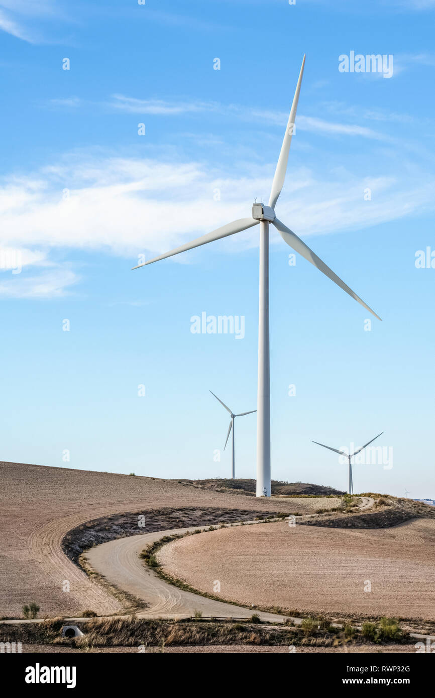 Windkraftanlage mit Maintenance Access Road; Campillos, Malaga, Andalusien, Spanien Stockfoto