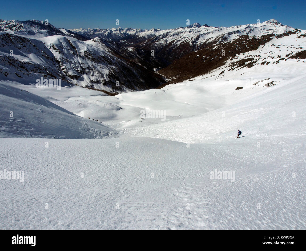 Schneeschuhwandern unter Bric-Bouchet, Parc Regional du Queyras, Französische Alpen Stockfoto