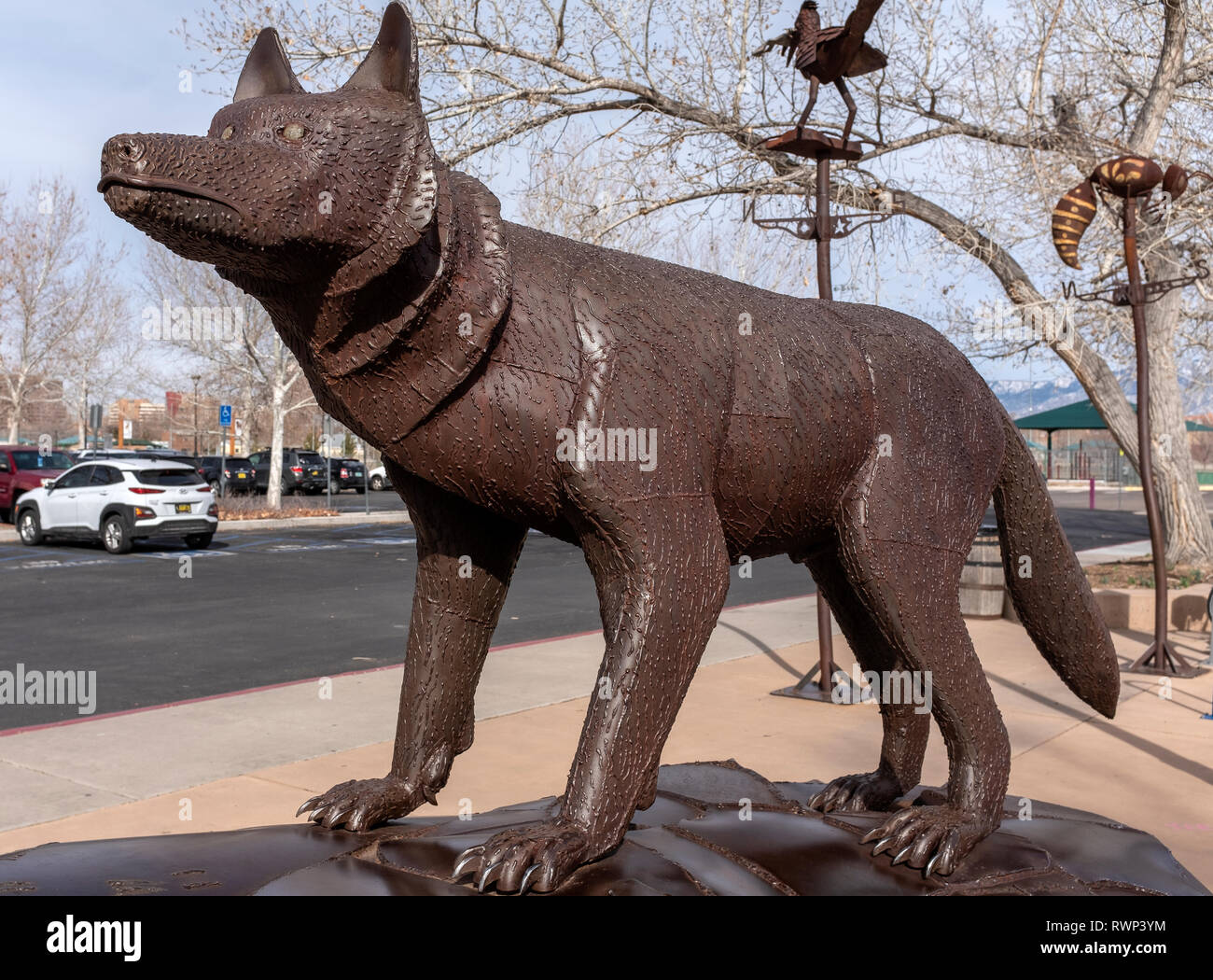 Skulptur im öffentlichen Raum von Joe Barrington am ABQ Bio Park Zoo: Stahl wolf Stockfoto