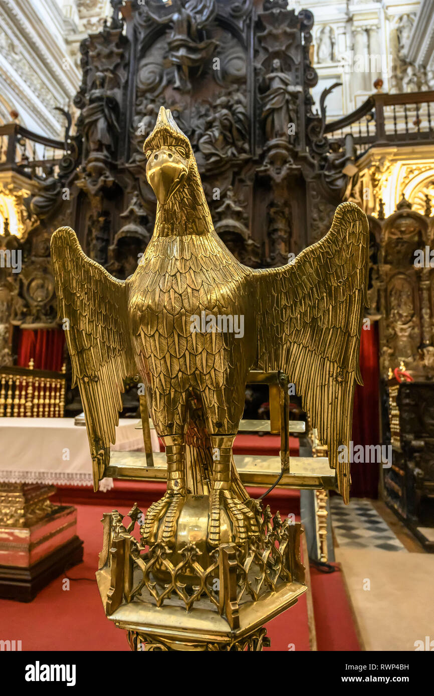 Goldene Skulptur eines Vogels, Moschee-Kathedrale von Cordoba, Cordoba, Andalusien, Spanien Stockfoto