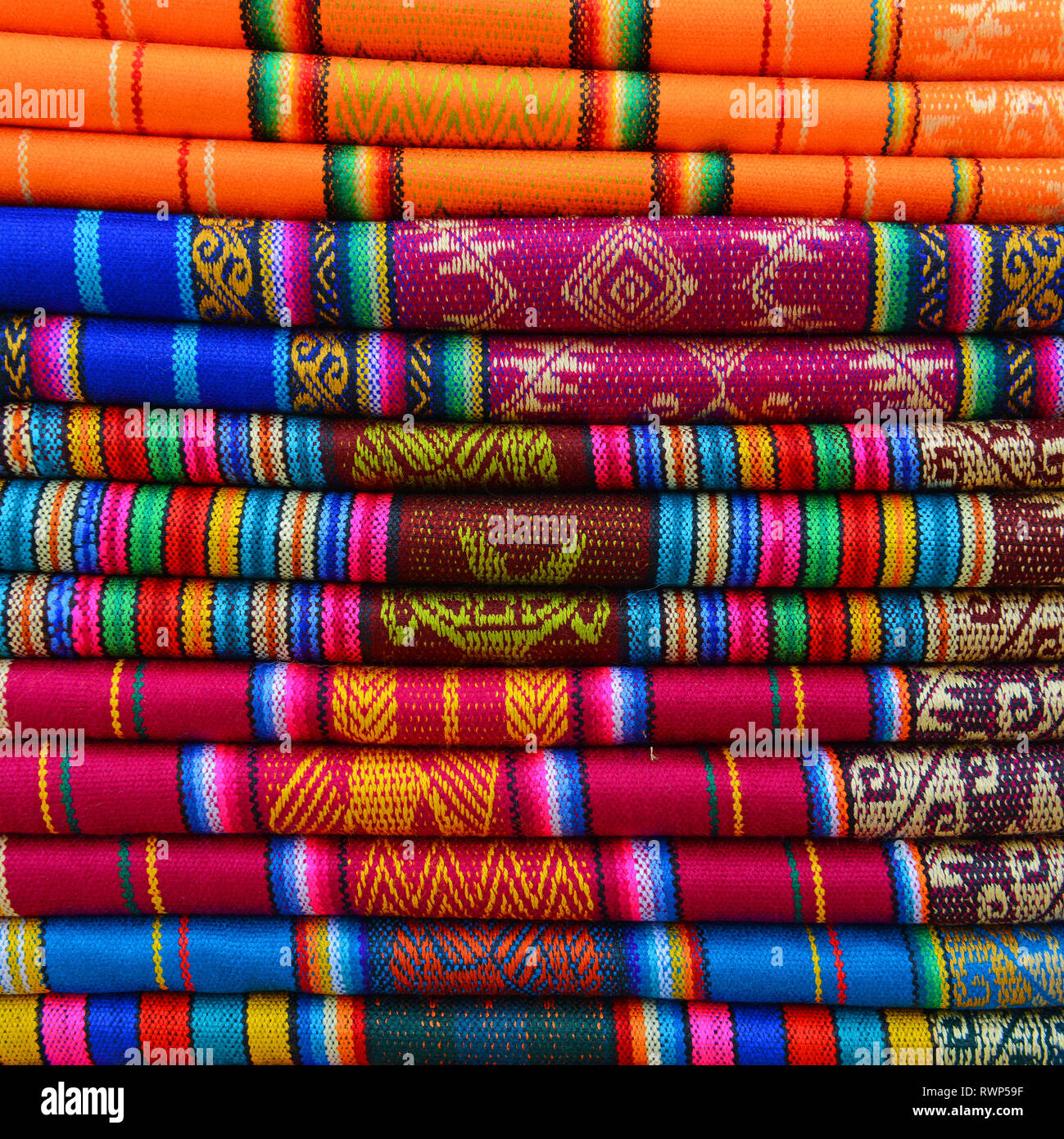 Ein Haufen von traditionellen Anden Textilien in der lokalen Sonntag Markt von Otavalo, Ecuador. Diese Stoffe sind auch in Peru und Bolivien gefunden. Stockfoto